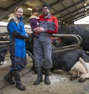 Frå arkivet: Samarbeidet mellom Anja og Trond Arne har vart i mange år. Her eit bilete frå 2018, med mellomste dotter på armen. Før vassmadrassene vart kjøpt inn. Arkivfoto.