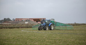 Tidleg: Jan-Arild Anda er tidleg ute på våren med gras-starthjelp i form av nitrogenhaldig mineralgjødsel. Så fyller han på med husdyrgjødsel når veksten er godt i gang, i månadsskiftet mars/april. Praksisen kan gi opp mot 150 kilo tørrstoff ekstra per dekar. Illustrasjonsbilete Thea Hjertuslot.
