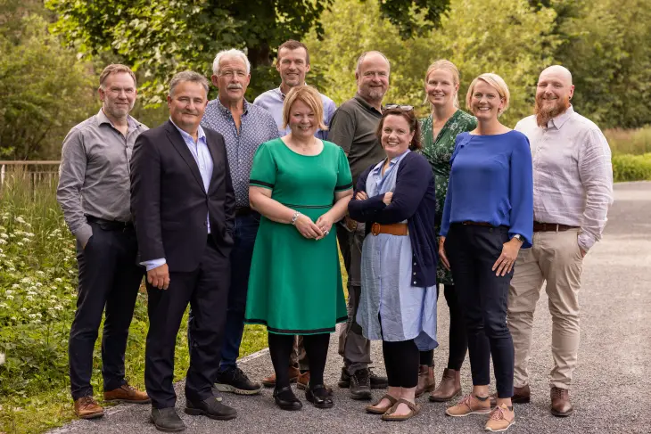 Dagens NSG-styre: Dersom årsmøte går for valgnemndas innstilling, blir styreleder Ronald Slemmen (ytterst til venstre) og nestleder Marthe Lang-Ree (i midten foran/ grønn kjole) skiftet ut. Foto: NSG / Mats Bakken