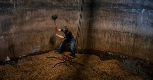 Prioriterte garden: Jærbonden Anne Frøyland Grødem i arbeid i siloen på garden. Ho vil heller forvalta jorda enn å bli millionær ved å selja jorda si. Foto: Frå filmen.