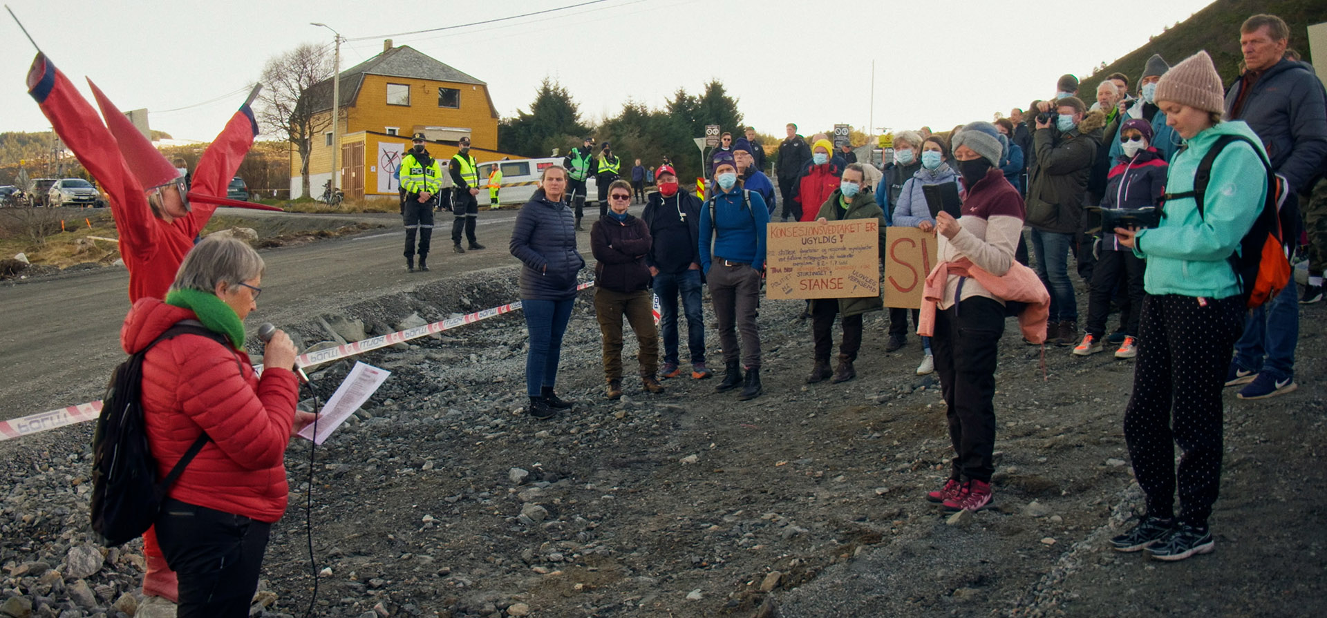 Vanlege folk: «Vi som solgte landet» viser småbarnsforeldre, bestemødre og andre lokale innbyggjarar som må bli «aktivistar» for å prøva å berga naturen og lokalsamfunnet sitt. Foto frå filmen.