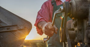Mjukt mot hardt: Tusentals bønder skadar seg på jobb kvart år. Frå «berre» eit kutt i handa, eller ei blå tå, til langt meir alvorlege hendingar. Berre å akseptera? Foto: Istock / Dusan Stankovic