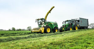 Boost: Eit godt 0,90-fôr på Jæren tilseier ofte slått ei gong mellom midten av mai og først i juni. Alt etter vêr og føreforhold. Høg stubbhøgd held grasbotn grøn og fotosyntesen i gang. Dermed får du rask gang på gjenveksten. Foto: FKRA