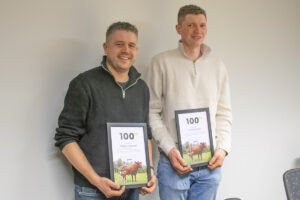 Diplom for 100 tonn: Oddbjørn Ognedal (t.v.) og Tormod Nedrebø fekk diplom for kvar sin 100-tonnar.