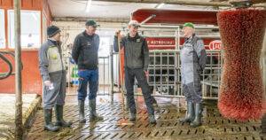 Godt samarbeid: Kåre (f.h.), Bjørn og Bjørn Kåre er agrononomar i kvar sin tidsepoke og med kvar sine nettverk. Likevel har dei hjelp av Tine-rådgivar på fôring og på avl. Avlsrådgivar Torger Nærland til venstre.