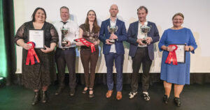 Resultat Herd Competition: 3. plass til Trude og Elling Ruggli (t.h.), 2. plass til Annelin og Helge Sveinsvoll (t.v.) og 1. plass til Rikke og Noralv Filseth Sandvik. Foto: Norsk Holstein