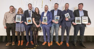 Frå venstre: Arnt Stene og Joren Mork, Knut Johan og Anne Singstad, Jan Erik Glåmen, Håkon Rotneim, Øystein Hafnor Kolstad og Svein Nedremyr. Foto: Norsk Holstein