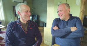 Frukostmøte: Knut Leknes t.v. og Sjur Aakra har fast planleggingsmøte klokka åtte. Knut er aldri opprådd. På garden er det meir enn nok arbeidsoppgåver .