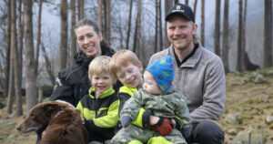 Eit stille minutt: Med tre gutar i hus og tre produksjonar blir det sjeldan tid til å sitte i ro – samla. F.v. Therese, Torvald, Trygve, Aksel og Anders, og hunden Odd.