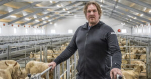 Ligg i genane: Lidenskapen og interessa for sauen går i arv hjå familien Skretting. Per Erik Skretting har vore i sauehuset frå han var ein neve stor. Nå har han og resten av familien fått huset dei lenge har drøymt om.