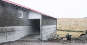 Solid fundament: Grunnarbeidet har vore omfattande med blant anna mykje steinløing for å løfta deler av terrenget på tomta.
