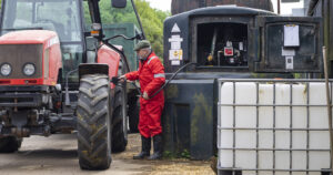 Stadig dyrare: Drivstoffprisane stig. Regjeringa opnar for å hjelpa bøndene, men har ikkje varsla konkrete tiltak ennå. Foto: Istock / Solstock