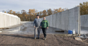 Frå rundball til plansilo: Trygve og Solveig framfor ein av dei tre cellerne i den nye plansilo som dekkar totalt 1000 kvadrat. – Endeleg er rundballar historie her på garden, seier Trygve.