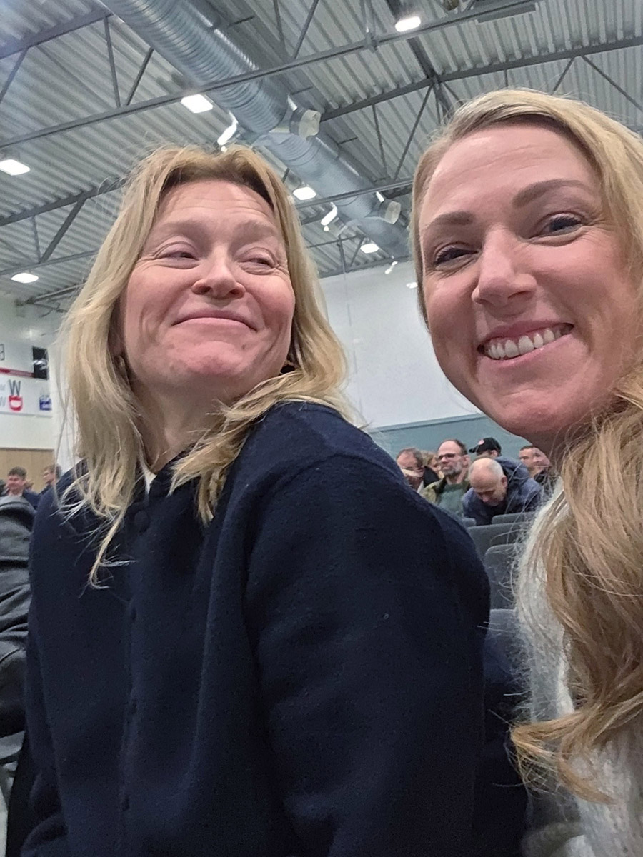 Skiftedag:<br />
Første april takka Bothild Å. Nordsletten<br />
t.v. for seg, medan Jofrid Åsland Gilje same dag tok over som dagleg leiar og redaktør i Bondevennen. Biletet er frå Varhaug-møtet tidlegare i år. Foto: Jofrid Åsland Gilje. 