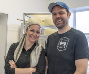 På kunnskapsjakt: Caroline og Vegard Zaar Kjevik har tatt turen frå Arendal til Stavanger for å delta på kurs i mjølkeforedling.