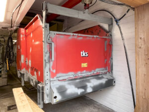 Omfattande arbeid: – Alt av treverk, gummimatter, listverk, eldre slitte flater, søyler og flater med rust måtte bytast ut. Alt lausøyre kastast. Bygningane måtte total-renoverast. Det var tøft både praktisk, økonomisk og mentalt, seier bonden Roy Anders Berg.