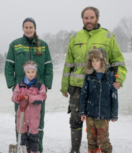 Samdrift: Britt Lilly og Sveinung eig kvar sin gard og driv sin eigen form for samdrift. Her i lag med Sunniva (6) og Nils Ivar (9).