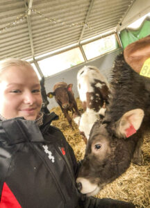 Tid med dyra i fjellet og heime: Her er Brede utanfor fellesstølen på Fyrjo. Dyra har fått tilsyn og kraftfôr. Elisabeth er inne hjå hyttebuarane ofte, både for stell og sosialisering. Det er trivsel både for ho og dyra.