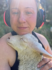 Kvalitetstid: Annika med eitt av fjorårets lam. Slik kvalitetstid vart det ikkje så mykje av i årets lamming.