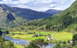 Idyll: Garden ligg flott til i den langstrakte Eksingedalen. Bruket er det bakre av desse tre gardane. Foto: Privat