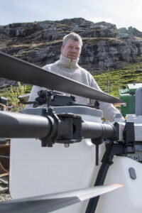 Ny medhjelpar: Ingolf Skårland har nyleg fått heim denne digre dronen (DJI Agras T100). Den kan frakte 100 kilo nyttelast, og skal bidra til gardsarbeid i bratte bakkar.