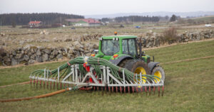 Ingen krav: Alle skal føre gjødseljournal, men det det er ingen krav til korleis. Åsmund Langeland frå Norsk Landbruksrådgiving oppmodar til å nytte eit elektronisk hjelpemiddel. Foto: Thea Hjertuslot