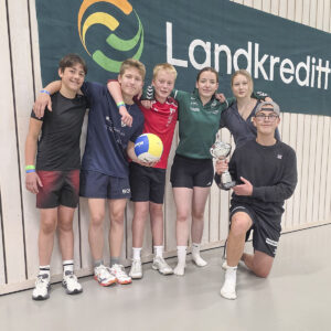 4H-sporten: Volleyball er ein tradisjon i 4H, og fylkesleiren var ikkje noko unntak. Her er vinnarane av volleyballturneringa. (F.v.) Emil Idland, Helge Hognestad Lea, Marius Gudmestad Madland, Goda Usvaltaite, Bertine Skogstø Lende og Gustav Bue Tjelta (framme).