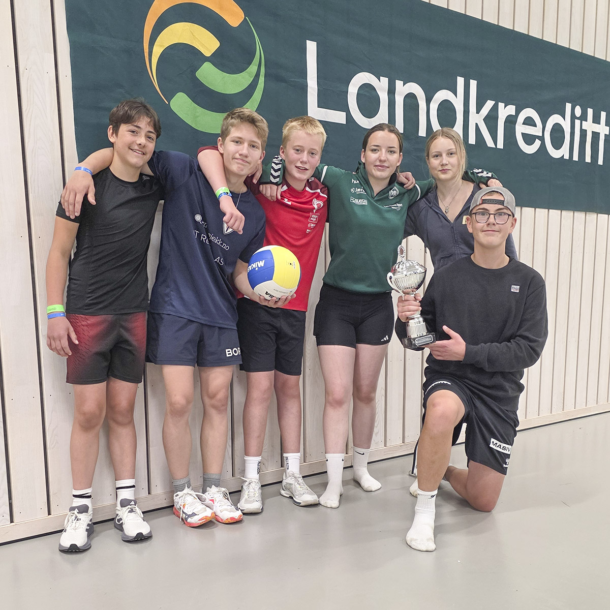 4H-sporten: Volleyball er ein tradisjon i 4H, og fylkesleiren var ikkje noko unntak. Her er vinnarane av volleyballturneringa. (F.v.) Emil Idland, Helge Hognestad Lea, Marius Gudmestad Madland, Goda Usvaltaite, Bertine Skogstø Lende og Gustav Bue Tjelta (framme).