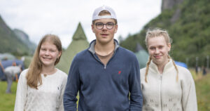 Løysingar: Reporter og mjølkebonde for ein dag krev verkeleg eit klart hovud. (F.v.) Tilda Håheim, Konrad Bue Tjelta og Ingrid Håland.