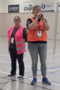 Arrangør: Åsta Marie Bue gir gode tilbakemeldingar til deltakarane under avslutninga av fylkesleiren. Ho var leiar for arrangementet saman med Maria Refsland.