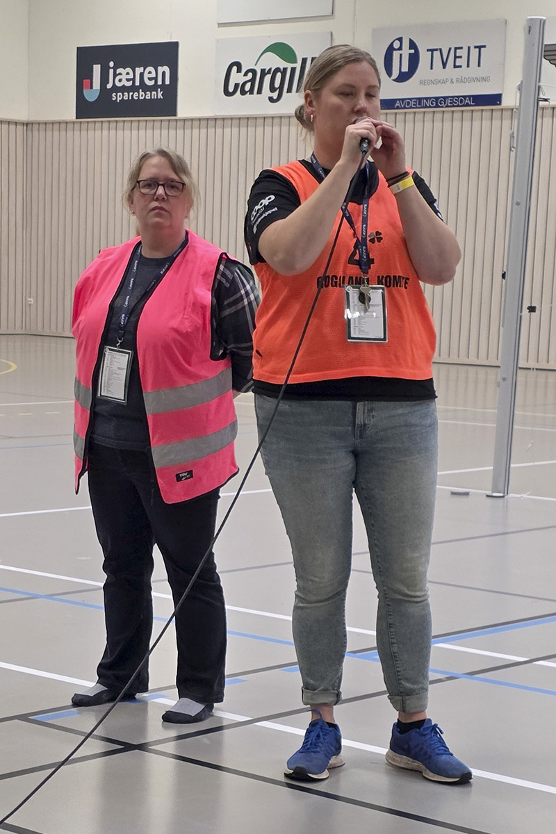 Arrangør: Åsta Marie Bue gir gode tilbakemeldingar til deltakarane under avslutninga av fylkesleiren. Ho var leiar for arrangementet saman med Maria Refsland.