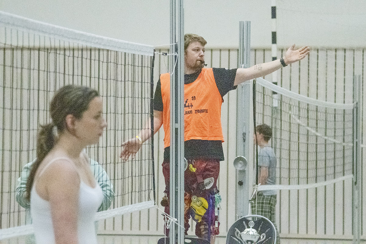 Aktiv dommar: Kim Nessa, leiar av 4H Rogaland, hadde det travelt som volleyballdommar. Han er så pass engasjert at han har tatovert 4H på armen.