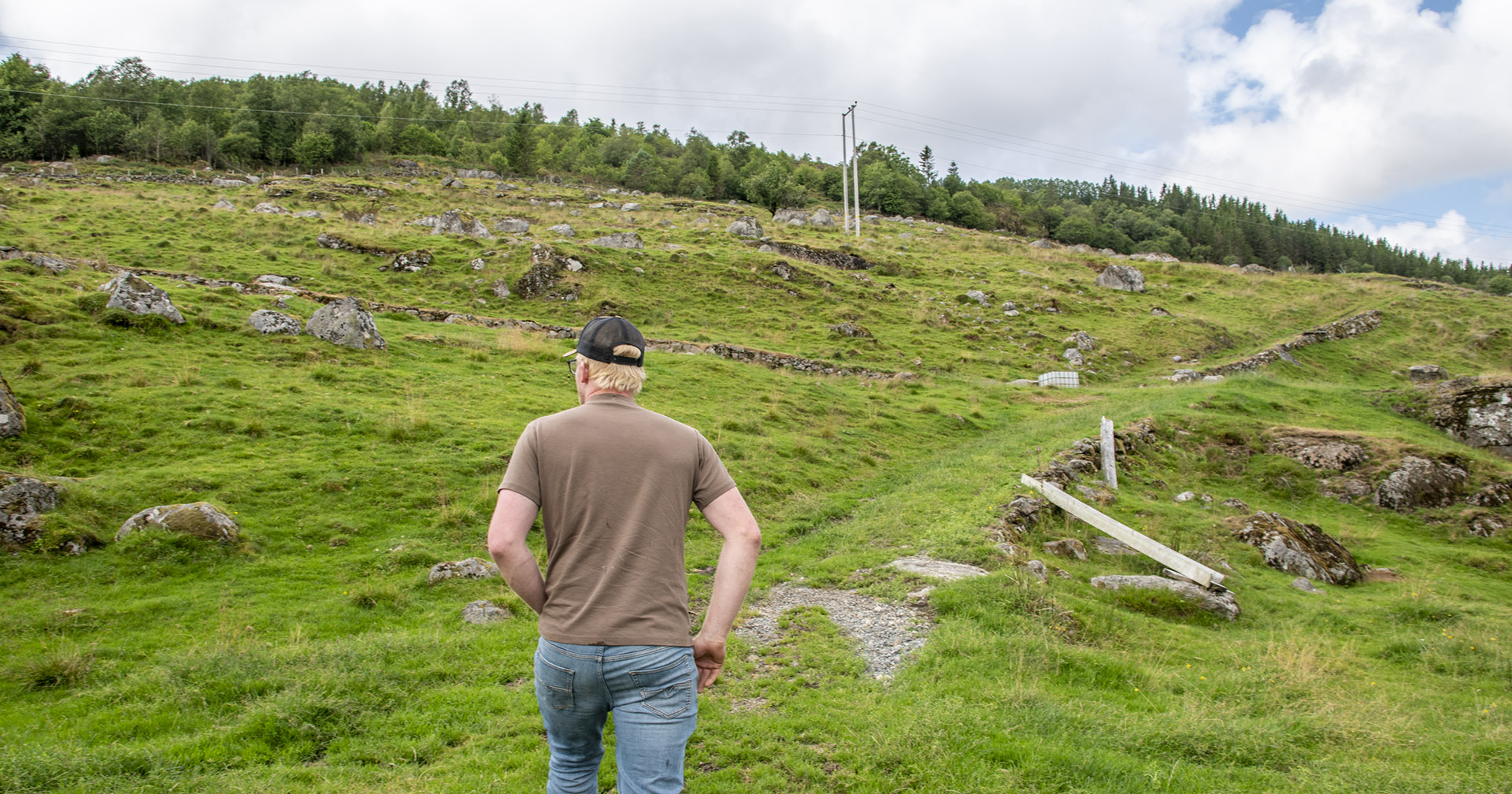 Viser veg: Gardsvegen oppover kulturbeitet er bygd i ei tid då traktorane var mindre, men han kan framleis brukast.