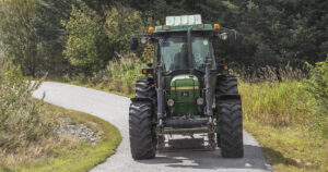 Avstand: Leigeavtalar skal føre til «driftsmessig god løysing». Her spelar avstand og vegstandard mellom leigejord og leigetakar inn, skriv artikkelforfattaren. Foto: Sjur Håland