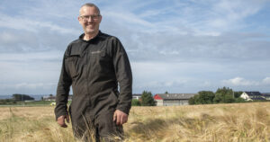 På vent: Jan Gunnar Undheim i byggåkeren heime på Varhaug. Grøne etterrenningar skapar trøbbel, men eit par veker til, så er åkeren klar for skurd. – Er eg heldig får eg 6-700 kilo på målet, seier han.
