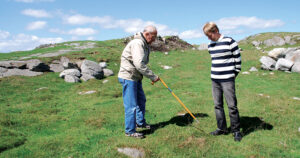 Allsidig flora: Einar K. Time, tv. og Jostein Eiane konstaterer at det er allsidig og god grasflora i dette kulturbeitet der Statsforvaltaren no har gjeve varsel om oppheving av vedtak om spreieareal. Foto: Bondevennen (Frå nr. 31/32 2010)