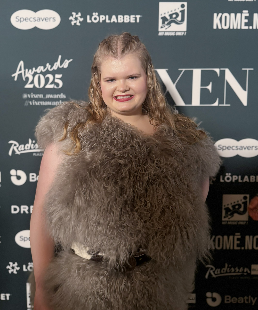 Ekte vare: Under Vixen Influencer Awards hadde Dordi kledd seg i ein kreasjon laga av to saueskinn. – Det viktigaste på den raude løparen er ikkje dyre designarkjolar, men å symbolisere det eg står for; som å bruke heile dyret, seier Dordi. Foto: Privat.
