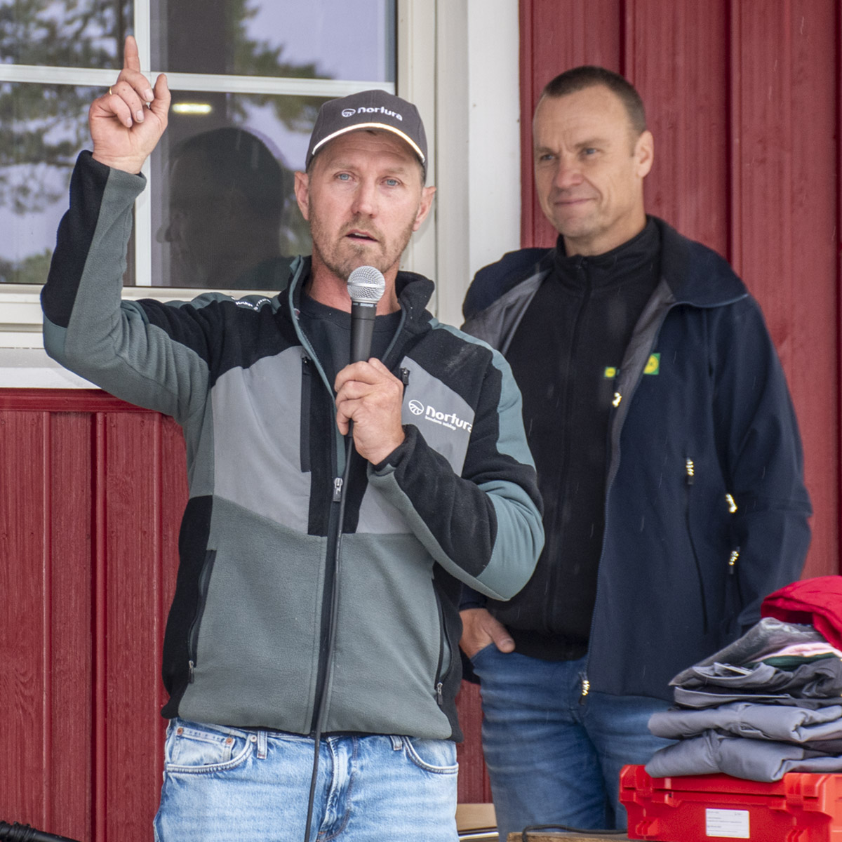– Dette er ei klar melding til alle politikarar: me har ikkje råd til å ikkje støtte alle bønder som vil satse, det er me som driv bygda!<br />
Det seier Tor Espen Helle, samagding og tillitsvald i Nortura.<br />
Somme kommunar i Agder gir investe­ringsstøtte på 10-25 prosent av bygge- eller omgjeringskostnadane for investeringar i jordbruket, i tillegg kan ein i nokre kommunar også søkje støtte til kjøp av mjølkekvote.<br />
